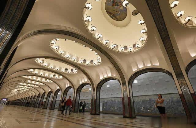 莫斯科的“地下宫殿”，北上广“地铁族”遥不可及的梦