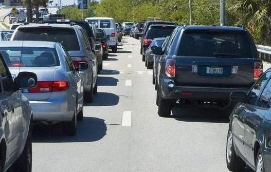 「外车咖」黄灯最后一秒过线算不算闯红灯？交警提示再说最后一次记好