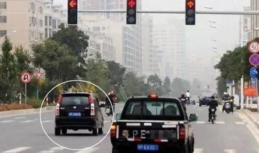 「外车咖」黄灯最后一秒过线算不算闯红灯？交警提示再说最后一次记好