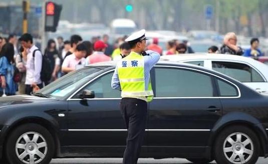 「外车咖」黄灯最后一秒过线算不算闯红灯？交警提示再说最后一次记好