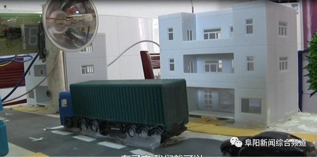 【汽车资讯】跟着大车误闯红灯？阜阳俩小学生的发明破解这一“难题”
