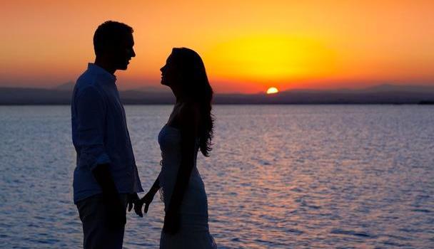 网逛社会：男友母亲因病去世，女子被要求披麻戴孝，父母反对，女子左右为难