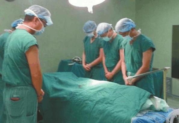 网逛社会：男友母亲因病去世，女子被要求披麻戴孝，父母反对，女子左右为难