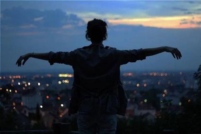 「校园留声机」一个人，也要走很长的路