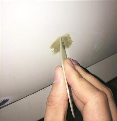 [广州日报]用补漆笔修复刮痕能省几百元？试试看……