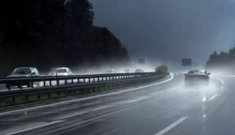 汽车大家说■老司机雨天开车跑高速都这么做，新手司机要注意！这里面有大学问