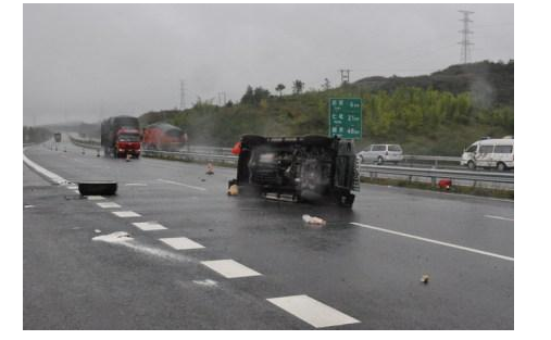 汽车大家说■老司机雨天开车跑高速都这么做，新手司机要注意！这里面有大学问