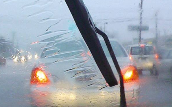汽车大家说■老司机雨天开车跑高速都这么做，新手司机要注意！这里面有大学问