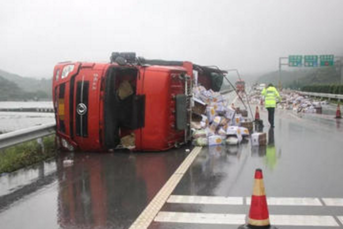 汽车大家说■老司机雨天开车跑高速都这么做，新手司机要注意！这里面有大学问