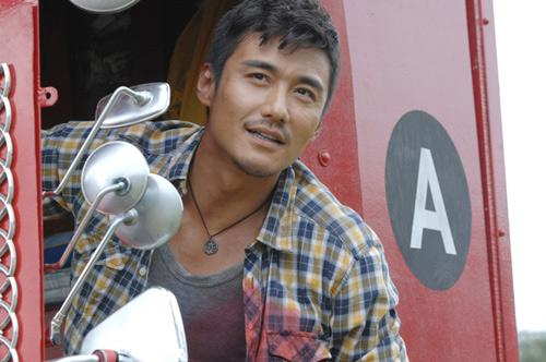 汽车玩家秀：他是“中国男模第一人”，如今51岁坐拥10亿，座驾清一色奔驰