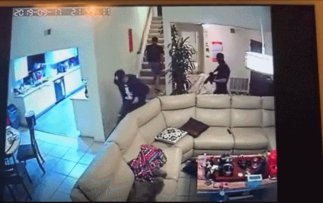 愤怒！现场视频曝光，5 名歹徒持突击步枪冲入华人家中抢劫，女子被拳打脚踢