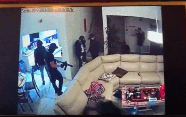 愤怒！现场视频曝光，5 名歹徒持突击步枪冲入华人家中抢劫，女子被拳打脚踢