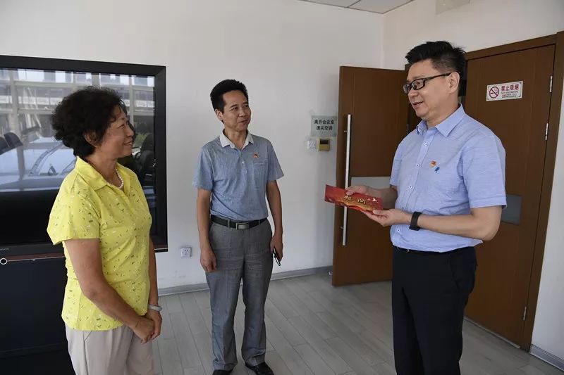 爱满国庆重阳 组织温暖常在--各级领导走访慰问北京胸科医院离退休职工