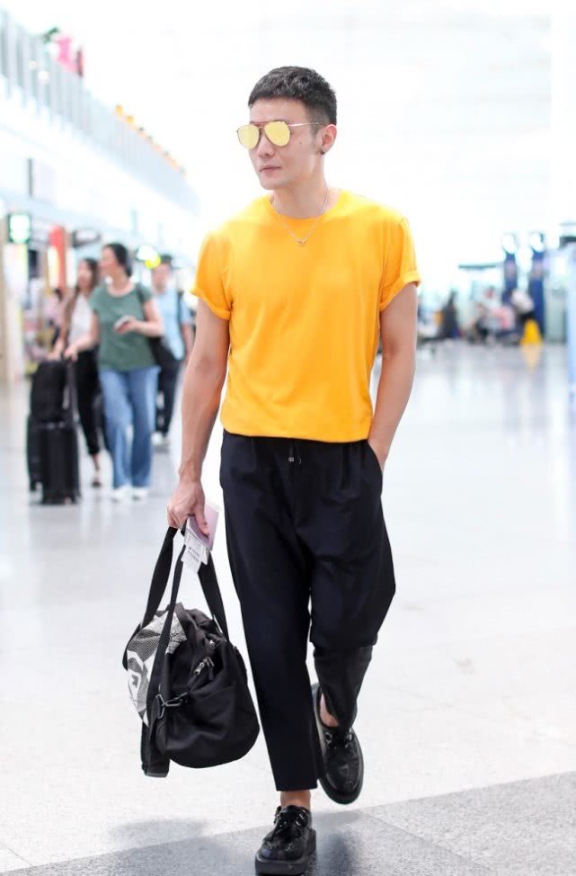 李荣浩的眼睛也许小，但他会穿芒果T+毒裤走机场，衣品帅爆