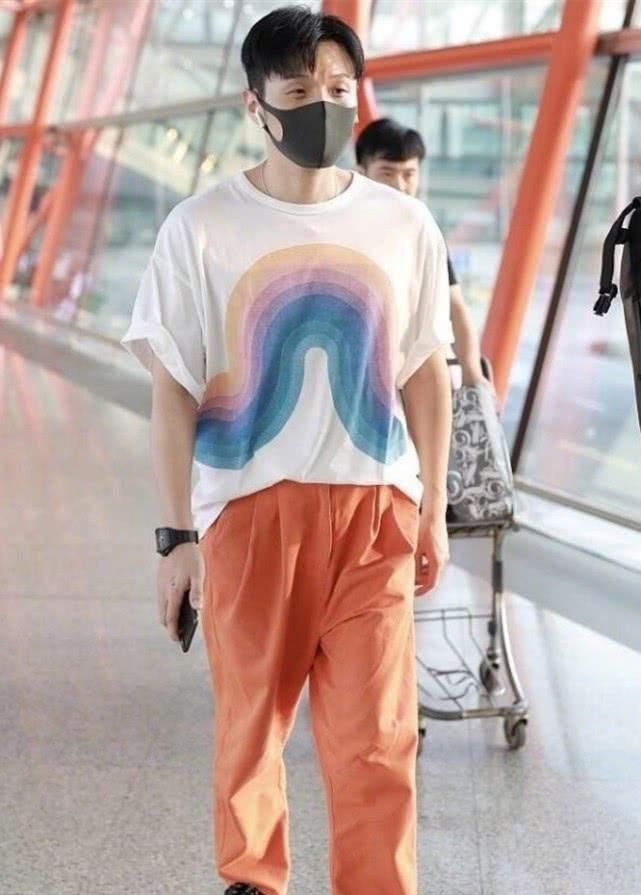 李荣浩的眼睛也许小，但他会穿芒果T+毒裤走机场，衣品帅爆