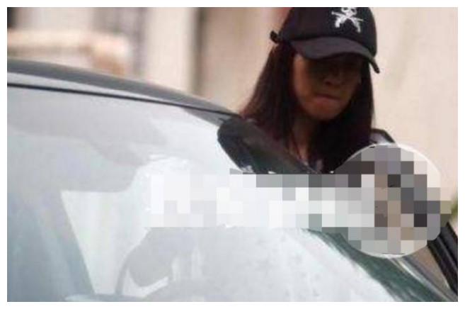 #汽车之家#她曾被张默”暴打“, 如今恋上50岁名富商, 百万豪车出行