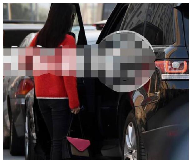 #汽车之家#她曾被张默”暴打“, 如今恋上50岁名富商, 百万豪车出行