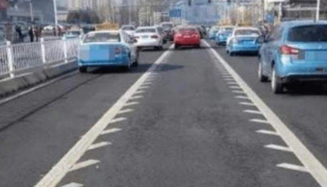 「汽修老王」开车遇到“锯齿车道”该怎么走？老司机：这驾照都白考了