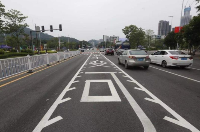 「汽修老王」开车遇到“锯齿车道”该怎么走？老司机：这驾照都白考了