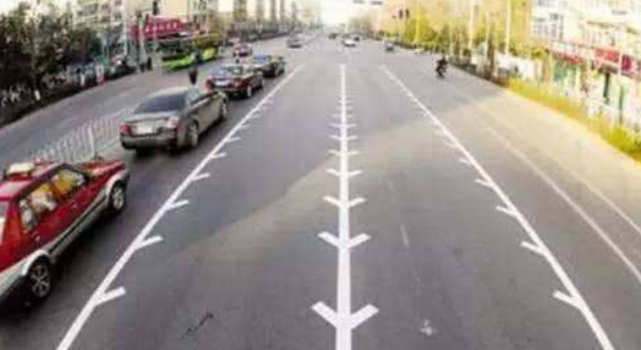 「汽修老王」开车遇到“锯齿车道”该怎么走？老司机：这驾照都白考了