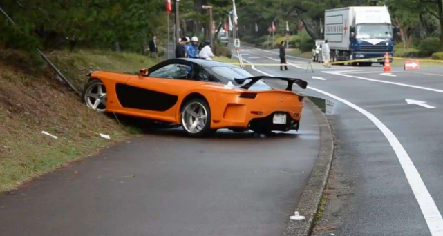 汽修老王■刹车失灵，面对一棵树和一堵墙，你选择撞哪个？