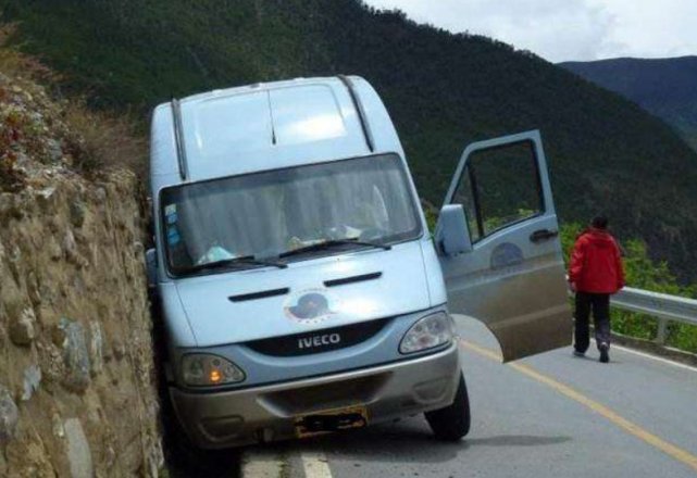汽修老王■刹车失灵，面对一棵树和一堵墙，你选择撞哪个？