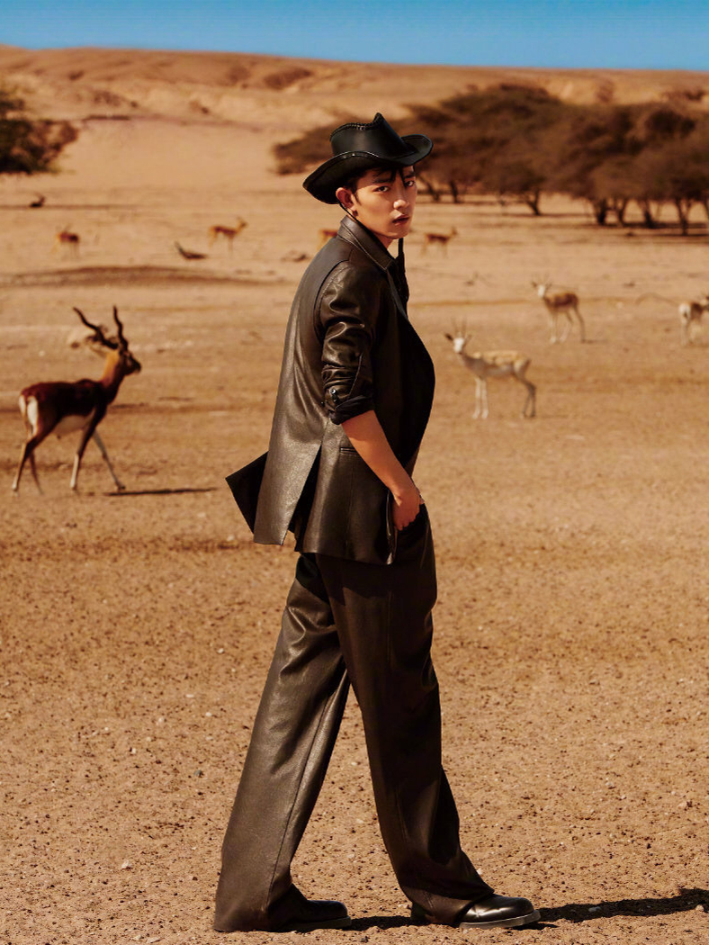 肖战沙漠大片，搭配西部牛仔造型，帅出新高度！