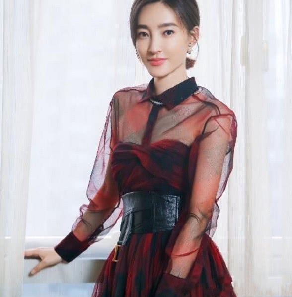 王丽坤身穿红色长裙出席活动，一条腰封证明好身材，网友：爱了