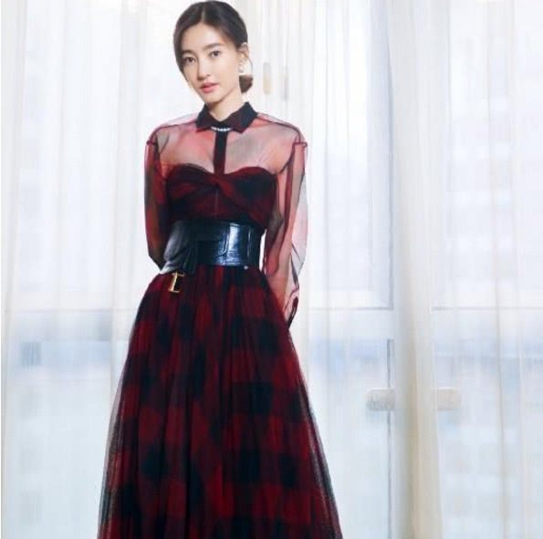 王丽坤身穿红色长裙出席活动，一条腰封证明好身材，网友：爱了