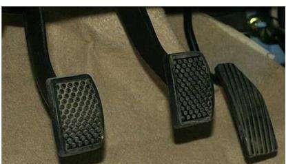 骑士分享TB■车友问，汽车经常踩着离合器下坡滑行，对车辆有影响吗？