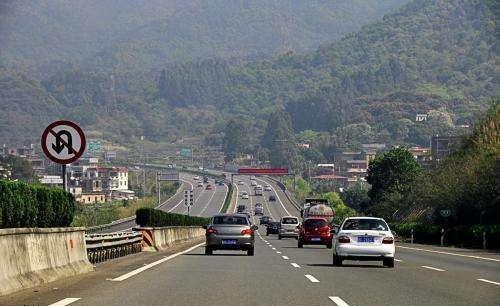 骑士分享TB■车友问，汽车经常踩着离合器下坡滑行，对车辆有影响吗？