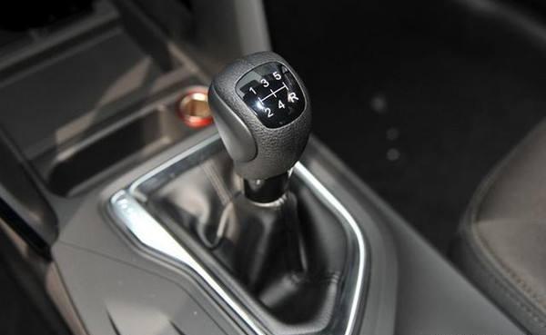 骑士分享TB■车友问，汽车经常踩着离合器下坡滑行，对车辆有影响吗？