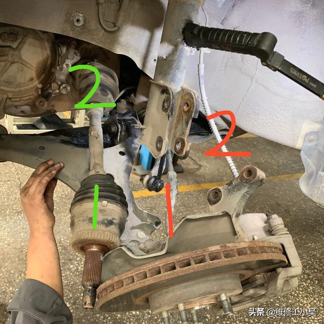 汽车大咖：支臂上黑色的油污让车主担忧，师傅：再不维修的话，损失就大了