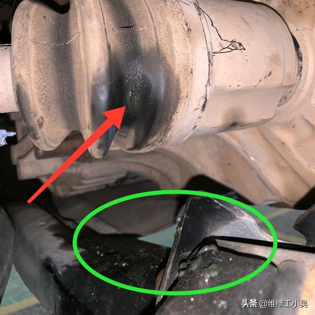 汽车大咖：支臂上黑色的油污让车主担忧，师傅：再不维修的话，损失就大了