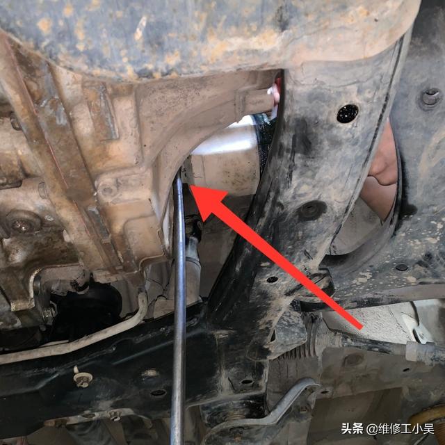 汽车大咖：支臂上黑色的油污让车主担忧，师傅：再不维修的话，损失就大了