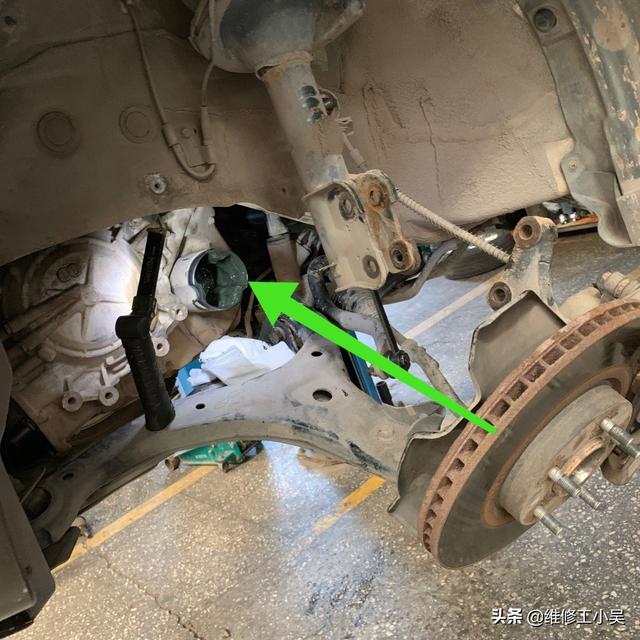 汽车大咖：支臂上黑色的油污让车主担忧，师傅：再不维修的话，损失就大了