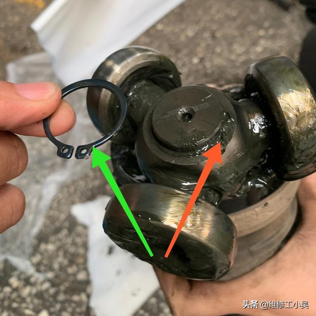 汽车大咖：支臂上黑色的油污让车主担忧，师傅：再不维修的话，损失就大了