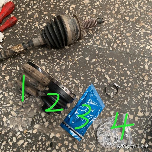 汽车大咖：支臂上黑色的油污让车主担忧，师傅：再不维修的话，损失就大了