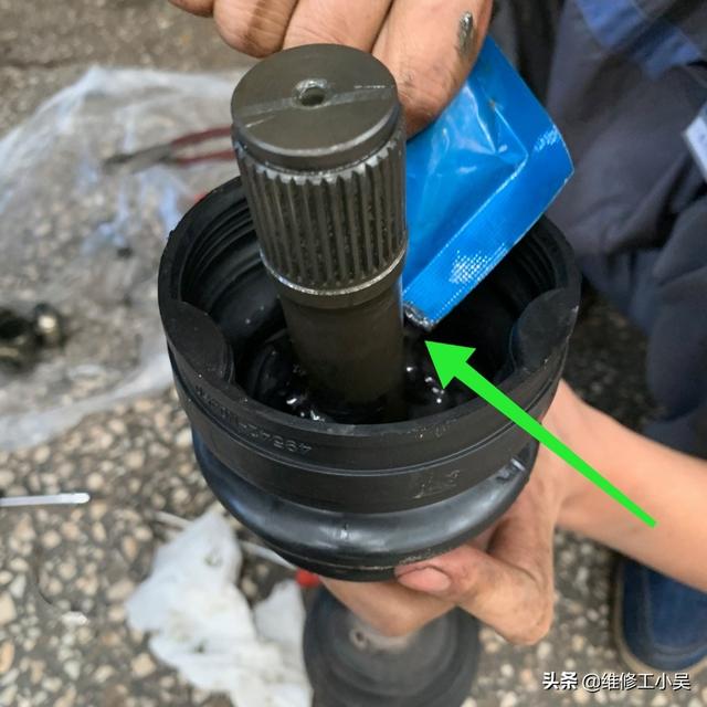 汽车大咖：支臂上黑色的油污让车主担忧，师傅：再不维修的话，损失就大了