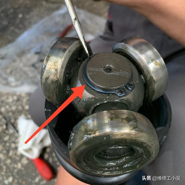 汽车大咖：支臂上黑色的油污让车主担忧，师傅：再不维修的话，损失就大了