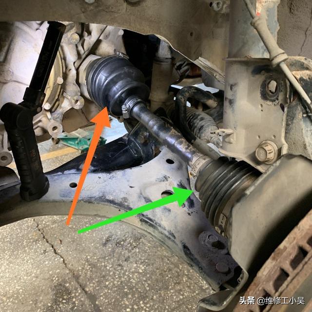 汽车大咖：支臂上黑色的油污让车主担忧，师傅：再不维修的话，损失就大了