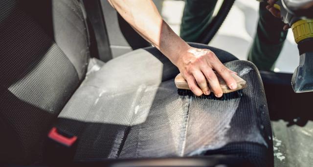 [汽车大搜罗]车子内饰太脏，自己不知道该怎么清洗？试试这几招，告别洗车店！