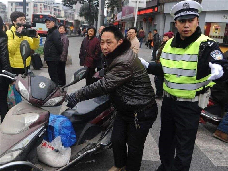 「小艾v汽车」交警：电动车新规即将执行，违规罚款最低500元！下个月开始实行