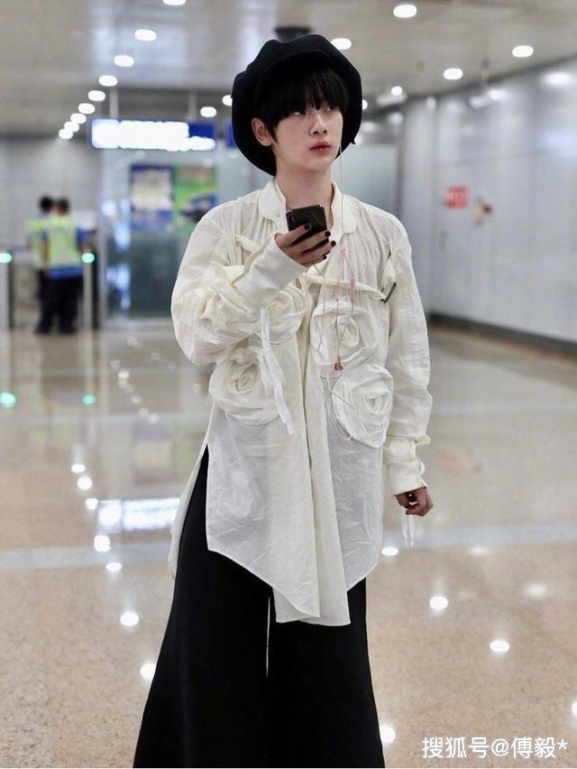 周震南机场新造型像是偷穿妈妈衣服的小孩，准备走陈志朋路线？