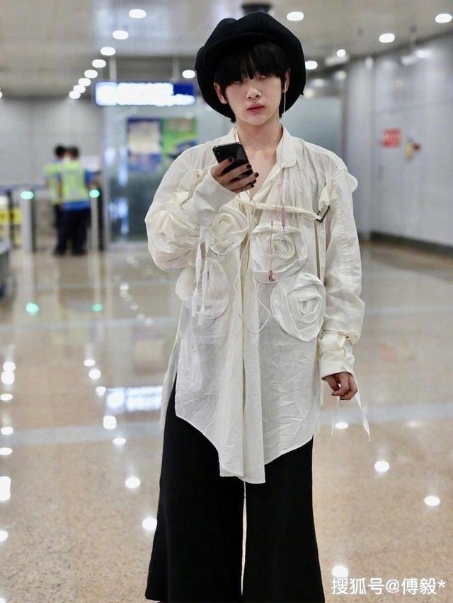 周震南机场新造型像是偷穿妈妈衣服的小孩，准备走陈志朋路线？