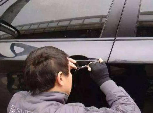 「香蕉说汽车1」车钥匙被锁车内只能砸玻璃？老司机：别傻了，车上都是机关