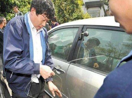 「香蕉说汽车1」车钥匙被锁车内只能砸玻璃？老司机：别傻了，车上都是机关