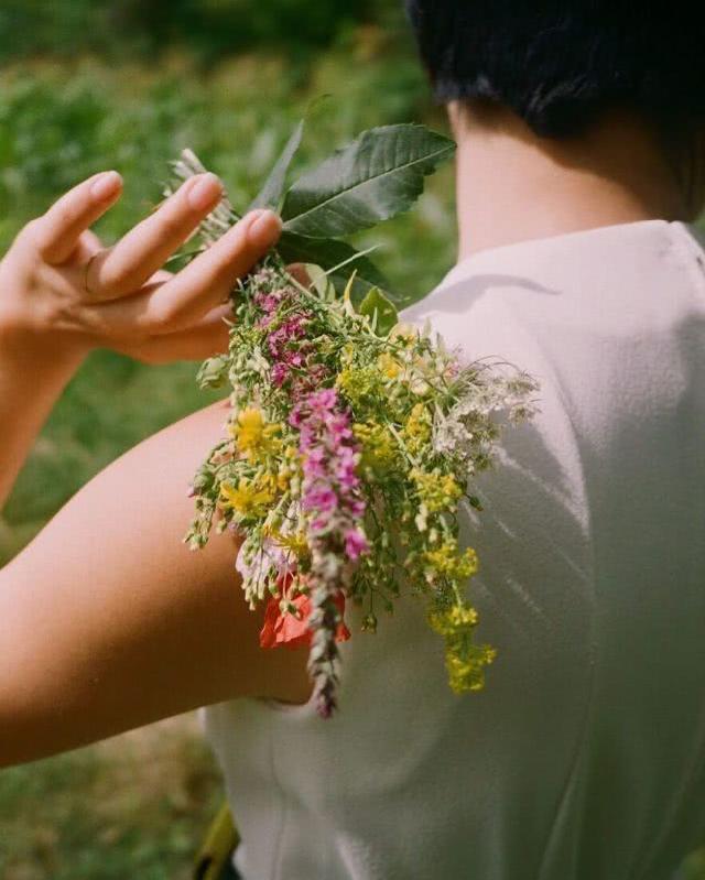 何所欢@一个女人的性格，藏在朋友圈动态里