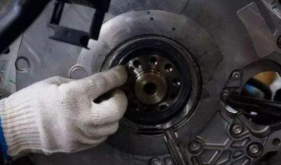 「汽车资讯」汽车发动机常见7种漏油原因和解决方法