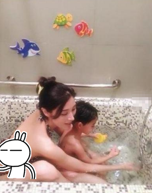 继晒亲吻照后，49岁李嘉欣和8岁儿子一起洗澡，网友：无法理解